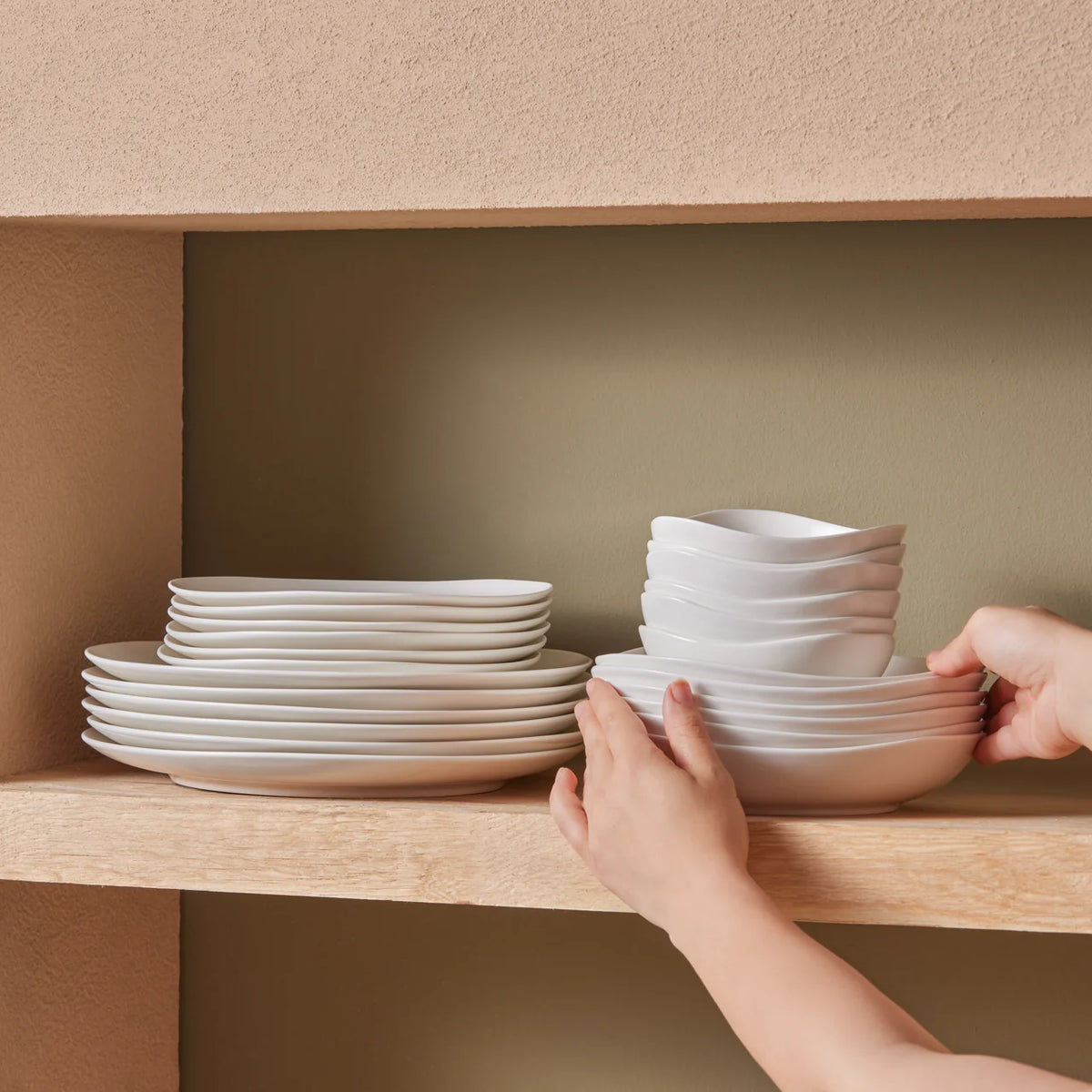 Karaca Stream Bone China Rubicon 6 Kişilik 24 Parça Yemek Takımı, Beyaz