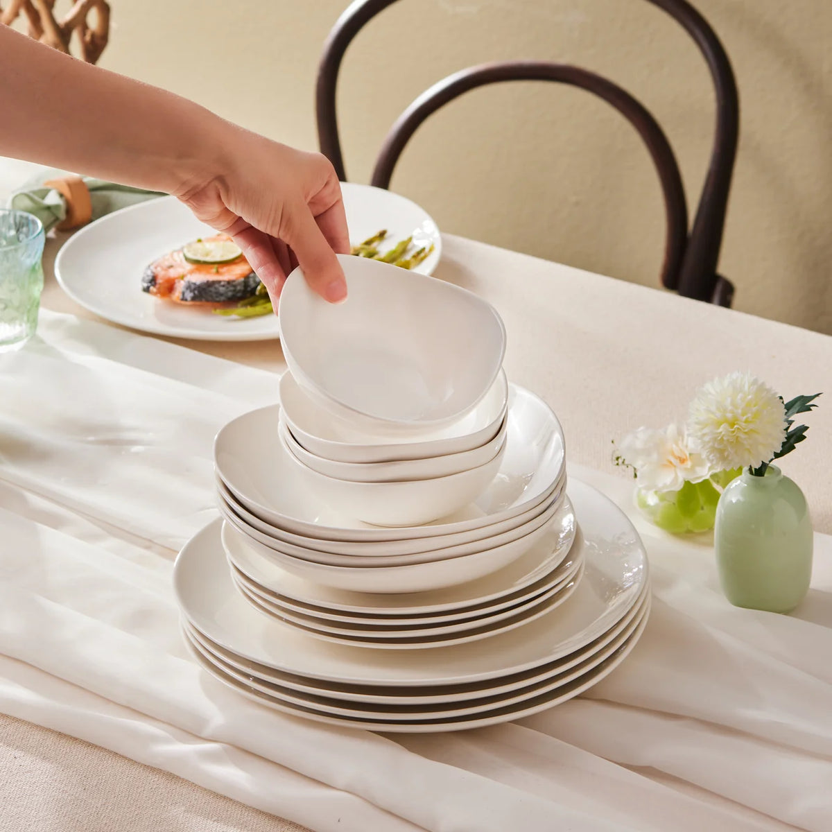 Karaca Stream Bone China Rubicon 6 Kişilik 24 Parça Yemek Takımı, Beyaz