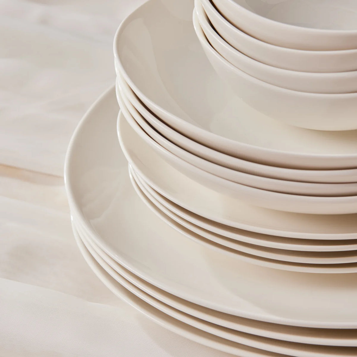 Karaca Stream Bone China Rubicon 6 Kişilik 24 Parça Yemek Takımı, Beyaz