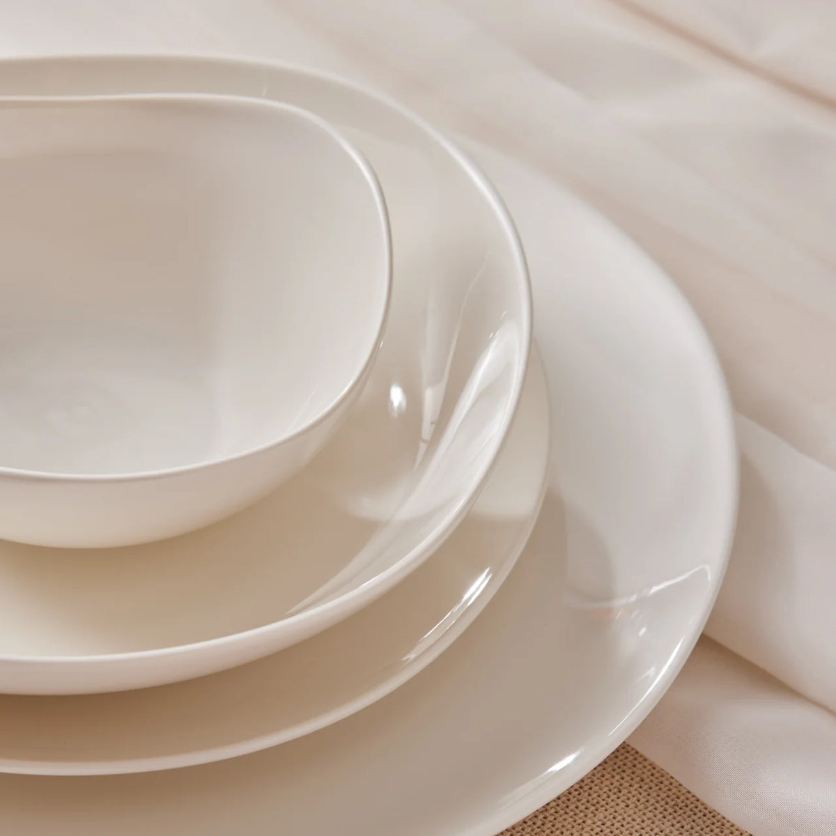 Karaca Stream Bone China Rubicon 6 Kişilik 24 Parça Yemek Takımı, Beyaz