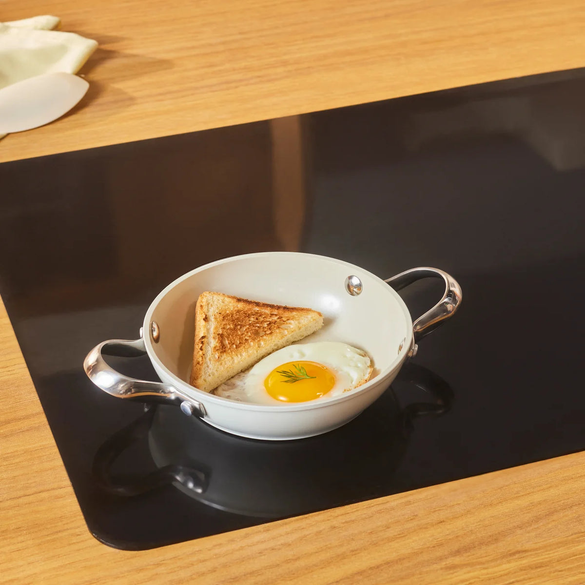 Karaca Swiss Crystal Almond Cream pan met platte handgreep, 16 cm
