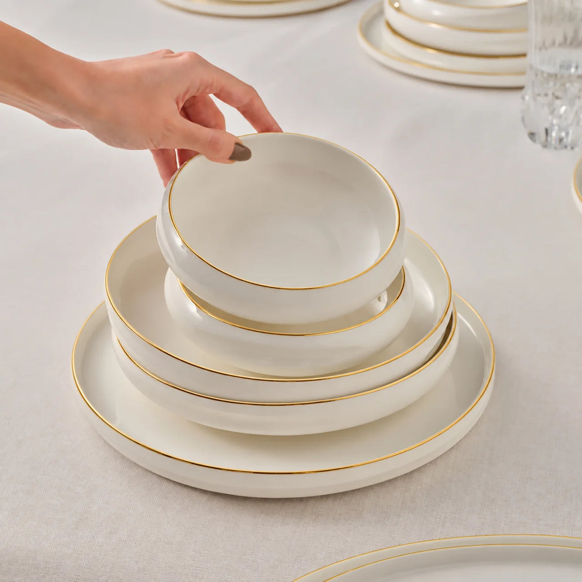 Karaca Stream Bone China Sunset 53 Parça 12 Kişilik Servis Takımı, Gold