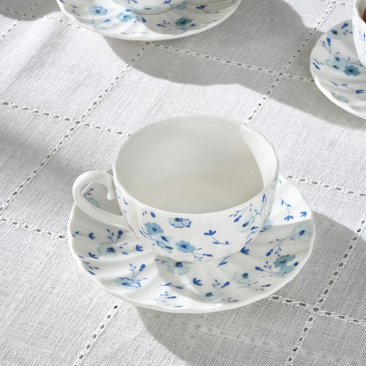 Karaca Blossom 6 Kişilik 12 Parça Bone China Çay Fincanı ve Tabak Seti, 220 ml, Mavi