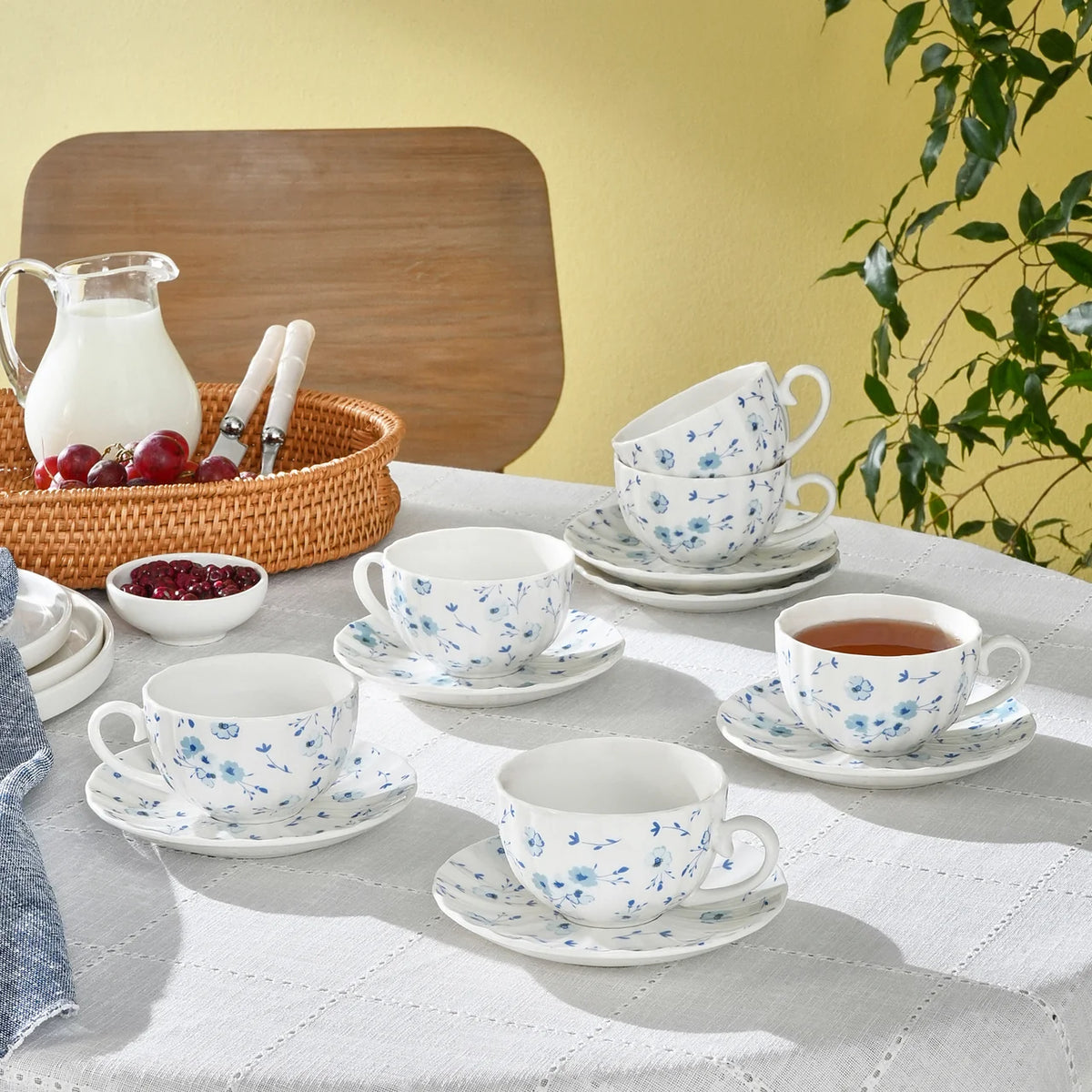 Karaca Blossom 6 Kişilik 12 Parça Bone China Çay Fincanı ve Tabak Seti, 220 ml, Mavi