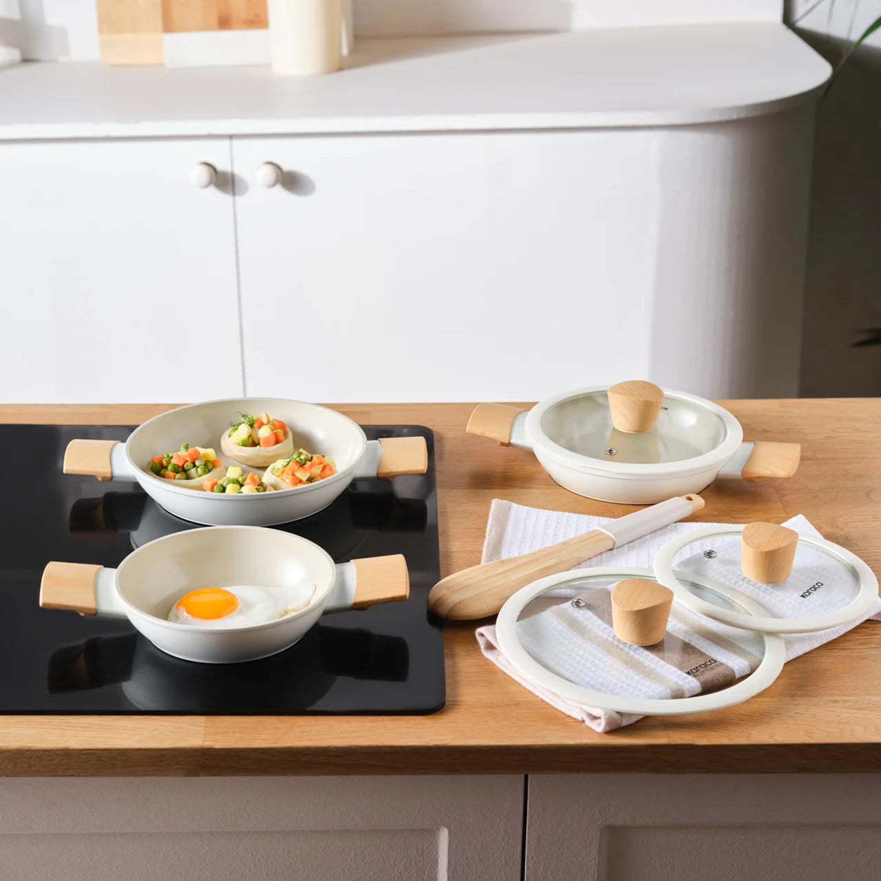 Karaca Swiss Crystal Almond 6-teiliges Set aus antihaftbeschichteten, induktionsgeeigneten flachen Töpfen, cremefarben