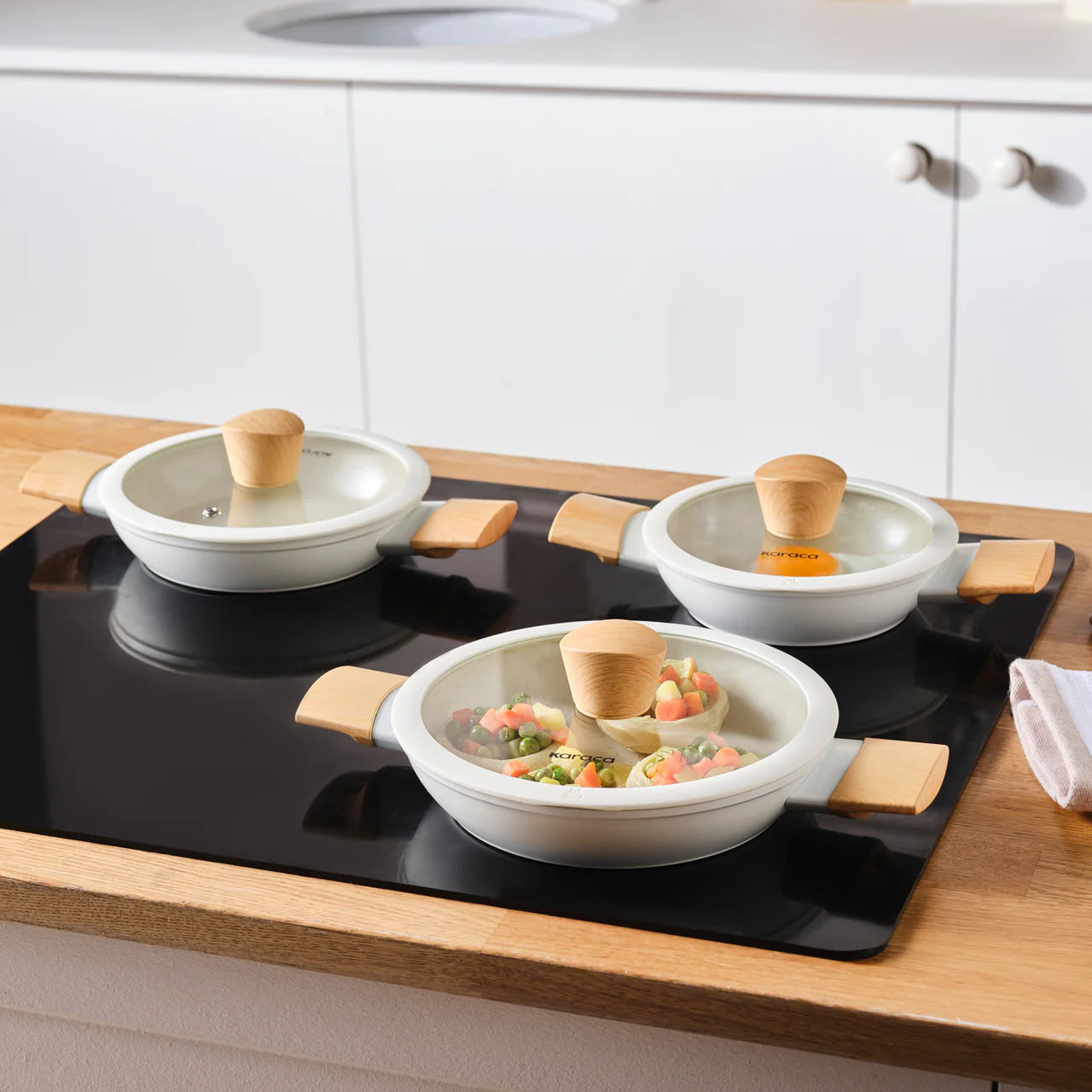 Karaca Swiss Crystal Almond 6-teiliges Set aus antihaftbeschichteten, induktionsgeeigneten flachen Töpfen, cremefarben