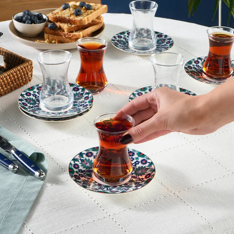 Karaca Edirne 6-teiliges 12-teiliges Bone-China-Tee-Set im türkischen Stil, 130 ml, mehrfarbig