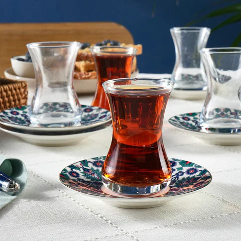Karaca Edirne 6-teiliges 12-teiliges Bone-China-Tee-Set im türkischen Stil, 130 ml, mehrfarbig