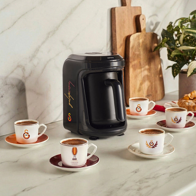 Karaca x Galatasaray – Lizenzierte Hatır Hüps-Kaffeemaschine mit Fan-Hymne für milchigen türkischen Kaffee