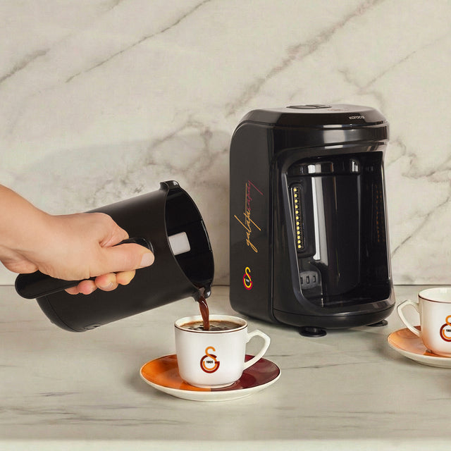 Karaca x Galatasaray – Lizenzierte Hatır Hüps-Kaffeemaschine mit Fan-Hymne für milchigen türkischen Kaffee