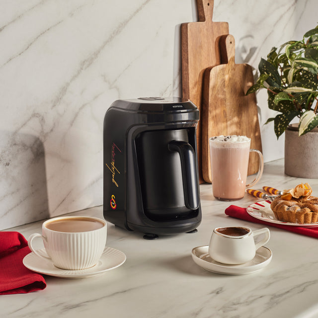 Karaca x Galatasaray – Lizenzierte Hatır Hüps-Kaffeemaschine mit Fan-Hymne für milchigen türkischen Kaffee