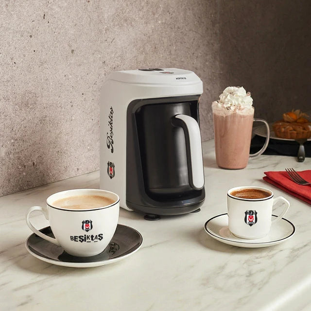 Karaca x Beşiktaş – Lizenzierte Hatır Hüps-Kaffeemaschine für türkischen Milchkaffee mit Fan-Hymne