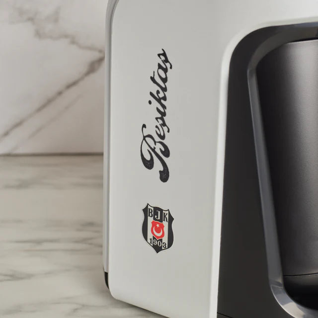 Karaca x Beşiktaş – Lizenzierte Hatır Hüps-Kaffeemaschine für türkischen Milchkaffee mit Fan-Hymne