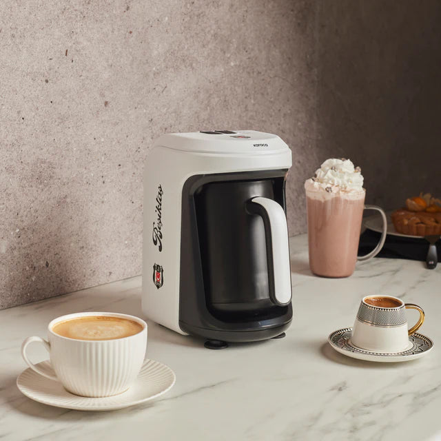 Karaca x Beşiktaş – Lizenzierte Hatır Hüps-Kaffeemaschine für türkischen Milchkaffee mit Fan-Hymne