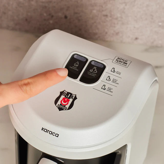 Karaca x Beşiktaş – Lizenzierte Hatır Hüps-Kaffeemaschine für türkischen Milchkaffee mit Fan-Hymne
