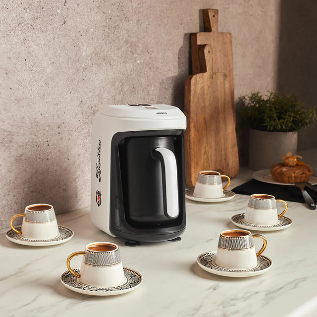 Karaca x Beşiktaş – Lizenzierte Hatır Hüps-Kaffeemaschine für türkischen Milchkaffee mit Fan-Hymne