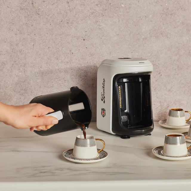 Karaca x Beşiktaş – Lizenzierte Hatır Hüps-Kaffeemaschine für türkischen Milchkaffee mit Fan-Hymne