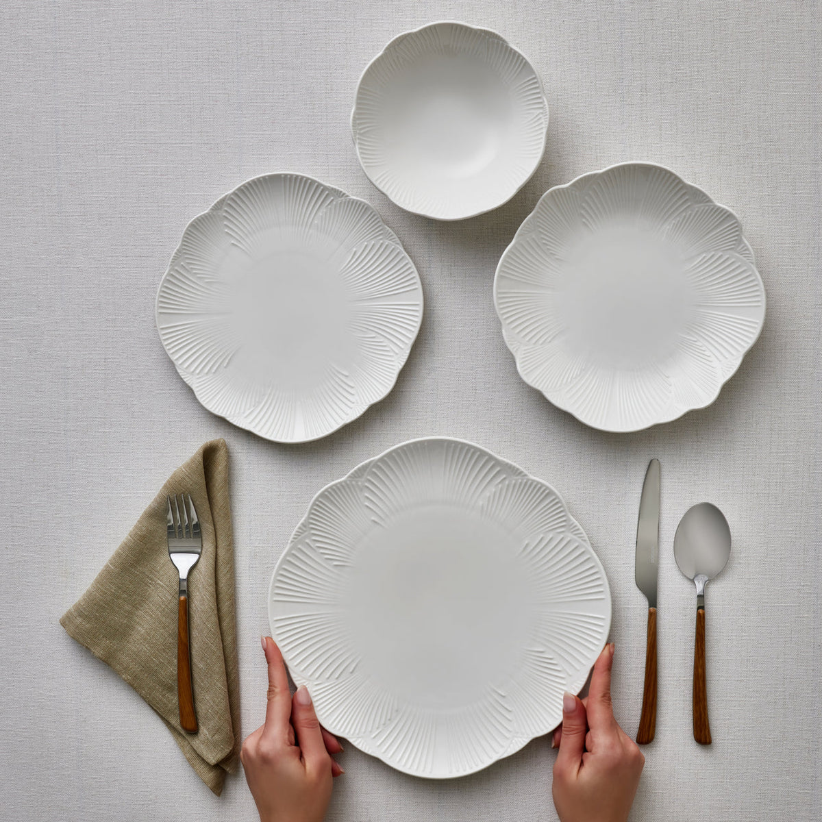 Karaca Bloom 6 Kişilik 24 Parça Bone China Yemek Takımı, Beyaz